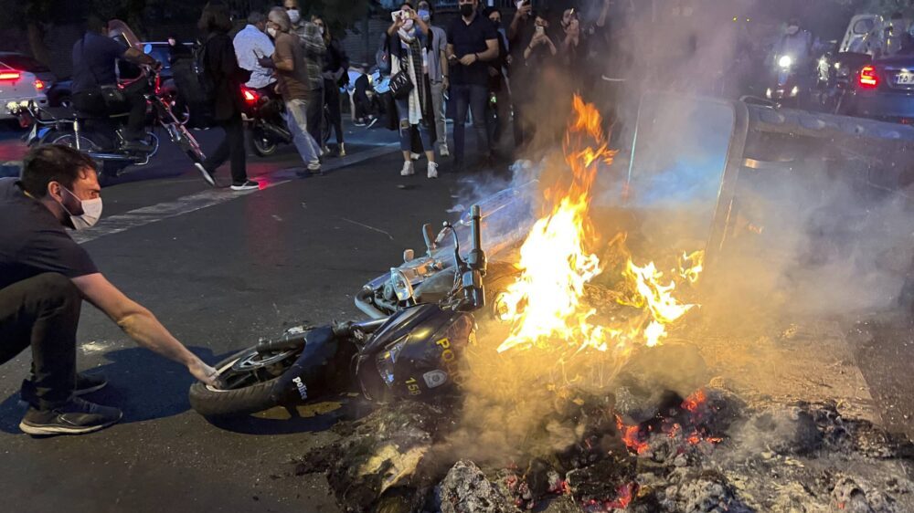 Žene širom Irana pale svoje hidžabe Protesti ne jenjavaju zbog smrti