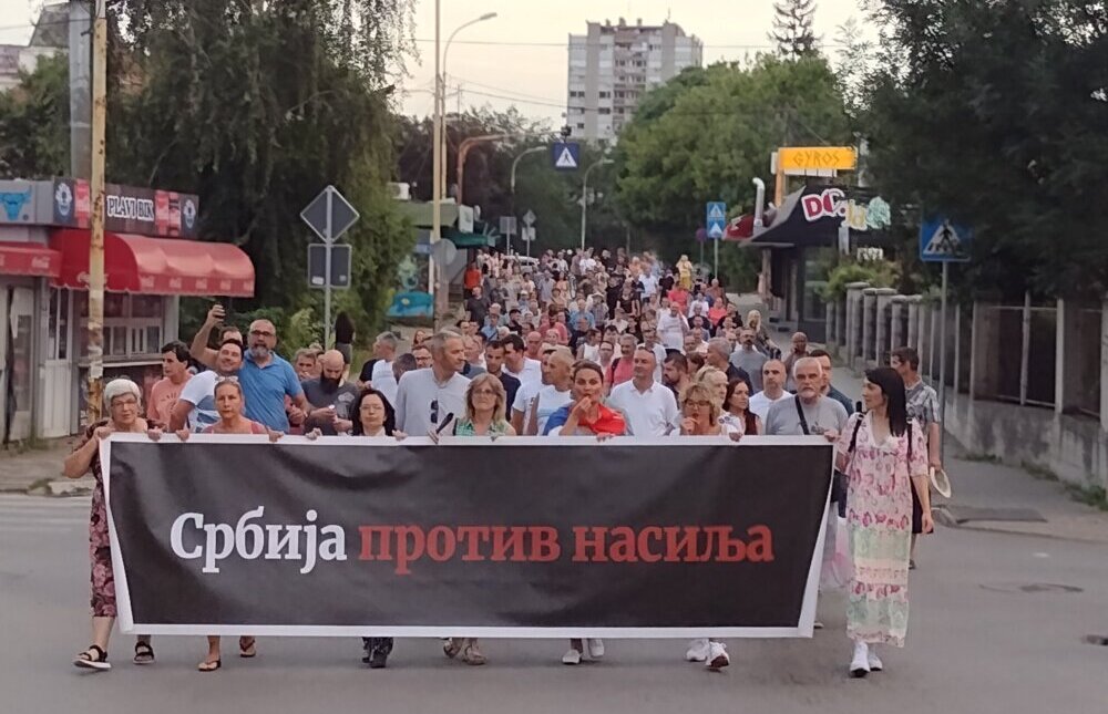 Blokada i performans kod Amidžinog konaka na devetom protestu Srbija