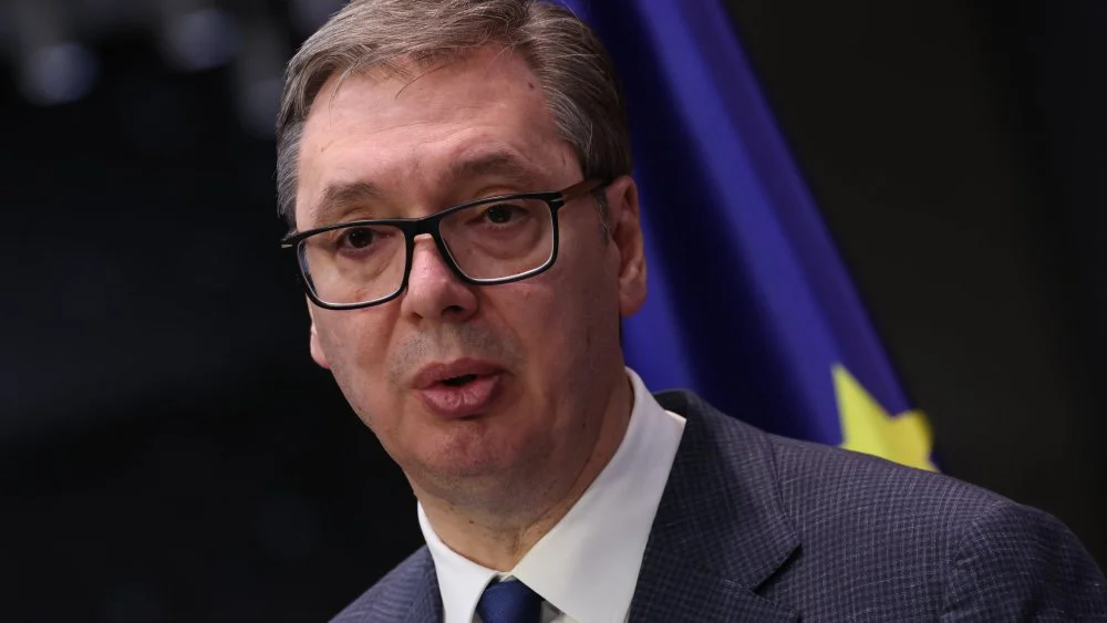 Vučić okitio jelku u Predsedništvu i osvrnuo se na večerašnji protest