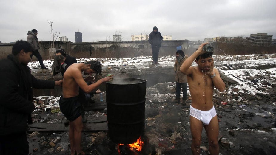 Migrante sele u vojne barake u Obrenovcu 1