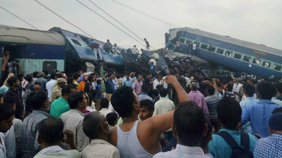 U Indiji voz iskočio iz šina, najmanje 23 osobe poginulo 1