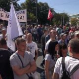 Završen protest Dveri i ZS, povređene novinarke, priveden napadač (VIDEO) 7