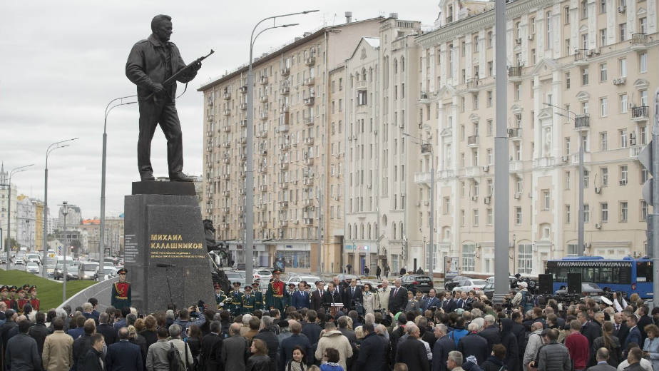 Podignut spomenik Kalašnjikovu u Moskvi 1