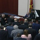 Na burnoj sednici u Makedoniji usvojen Zakon o jezicima 7