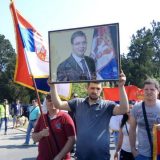 Vučić se obraća i građanima okupljenim ispred fabrike 13