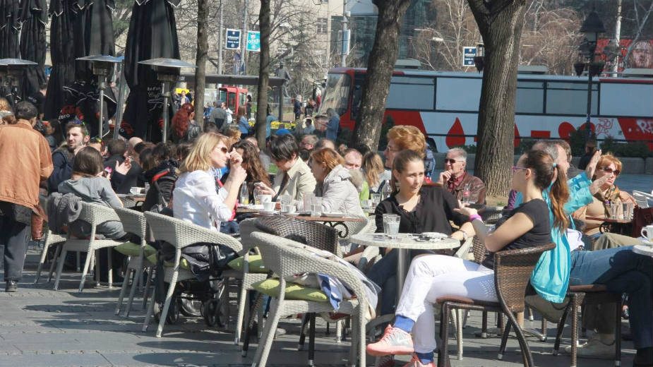 Na baštama kafića profitiraju svi osim Beograđana 1