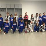 Deca zaposlenih u kompaniji FCA Srbija na terenu sa fudbalerima Juventusa 9