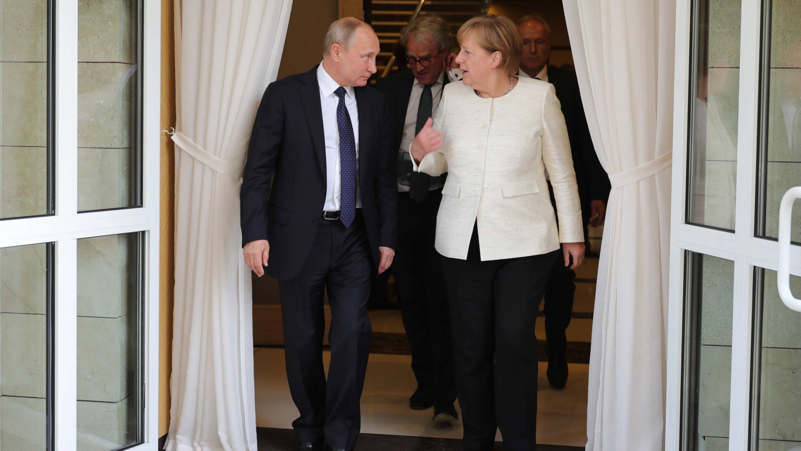 Putin i Merkel o incidentu u Kerčkom moreuzu: Sprečiti eskalaciju napetosti 1