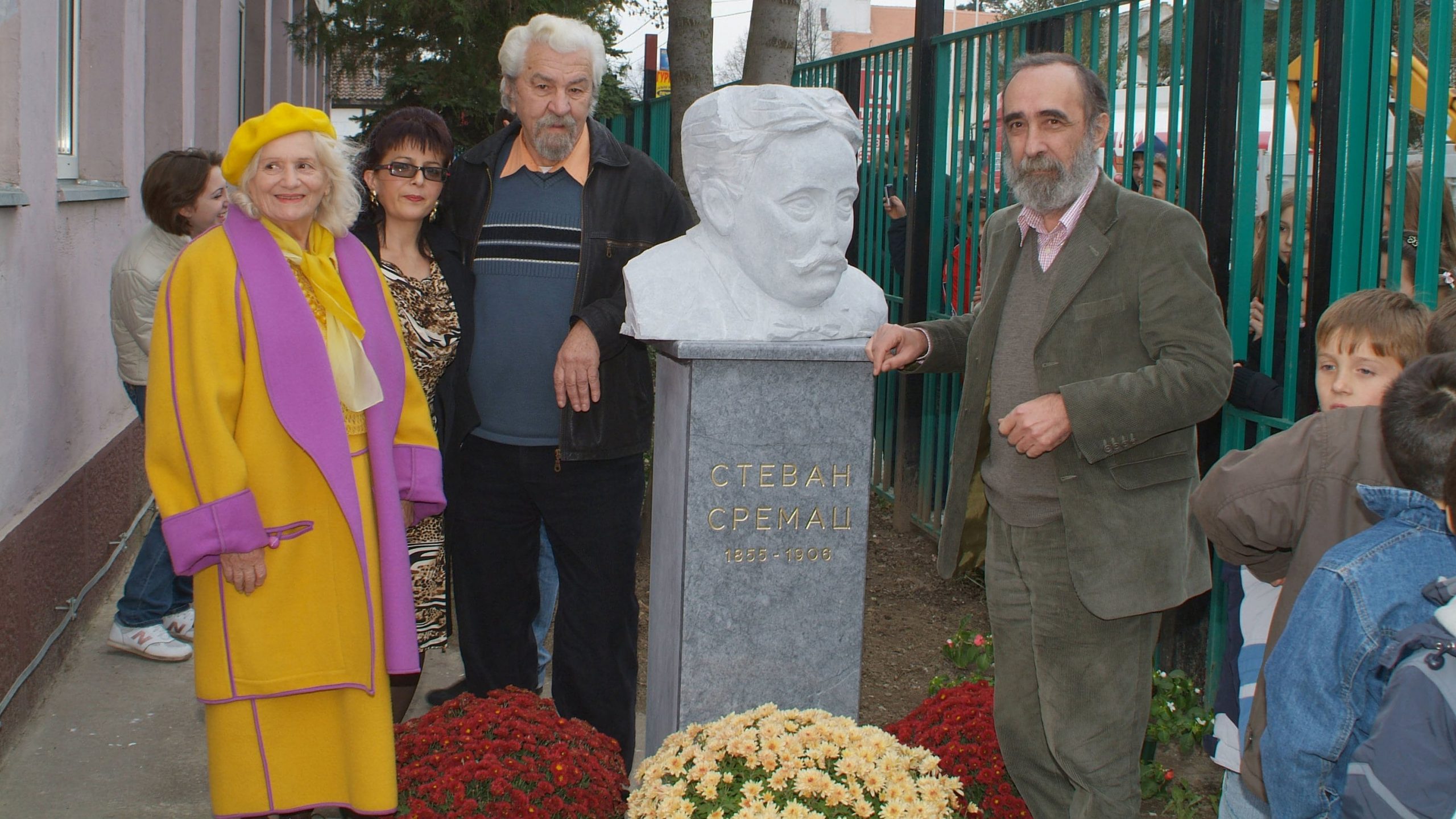 Demoliran spomenik Stevanu Sremcu u školi u Dobanovcima 1