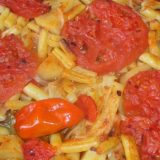 Tepsija (ili na tepsiju)- jelo od boranije, krompira, paprika i paradajza 7