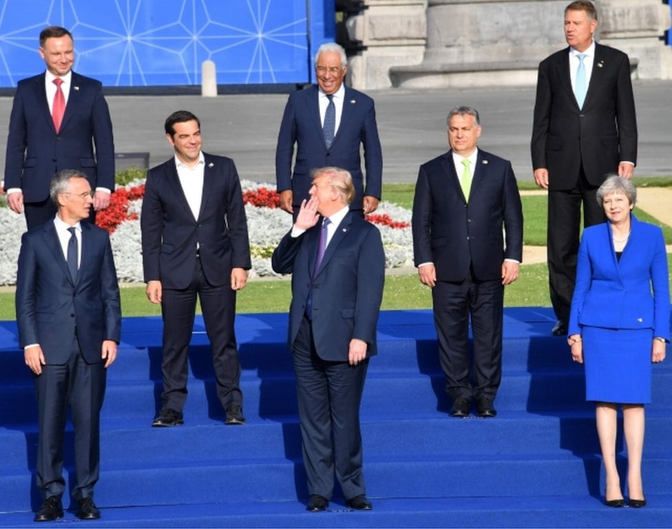 Američki predsednik Donald Tramp u sredini okružen ostalim liderima bloka pred radnu večeru u Briselu.