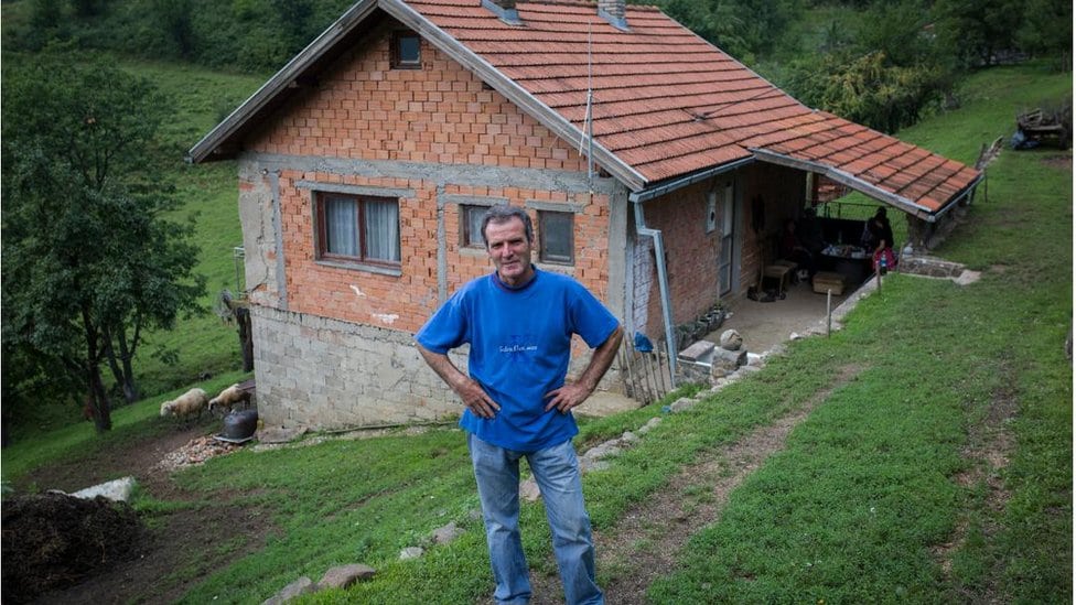 Ivko Stojanović pred kućom u Zalazju, Srebrenica, 2018.