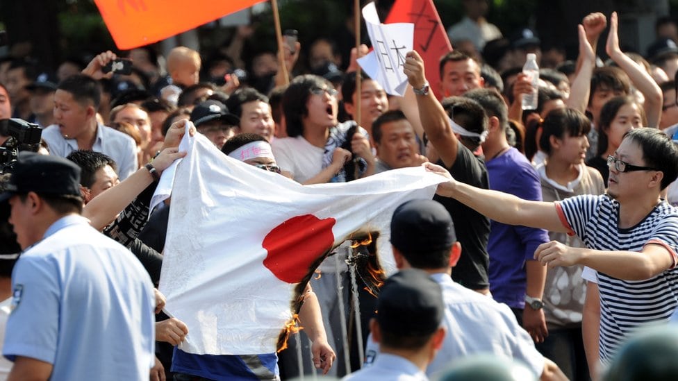 Demonstranti u Kini pale japansku zastavu, 2012. godine