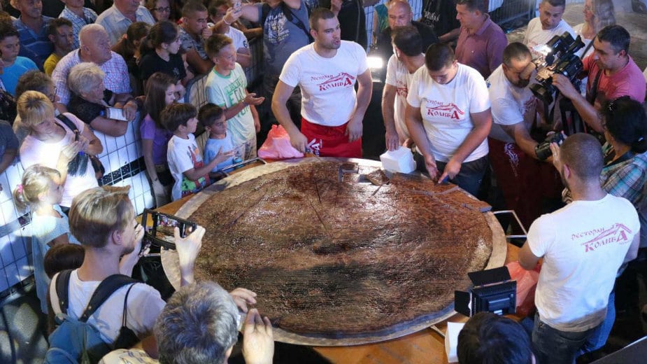 Leskovčani opet oborili rekord - napravili pljeskavicu tešku 66 kilograma 1