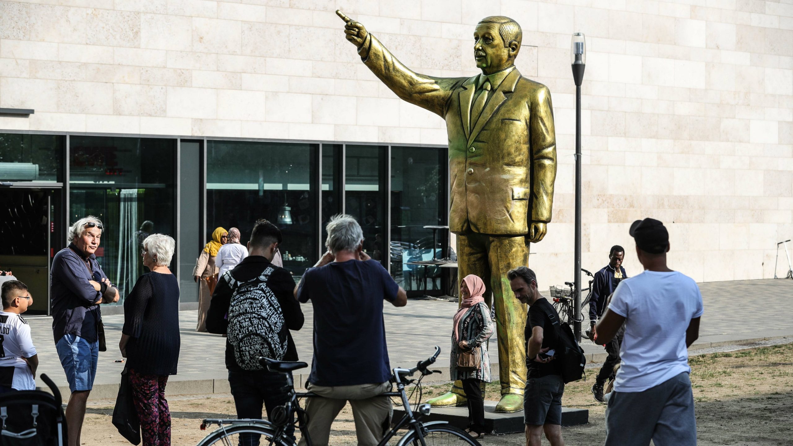 Zlatni kip Erdogana uklonjen s izložbe u Nemačkoj 1