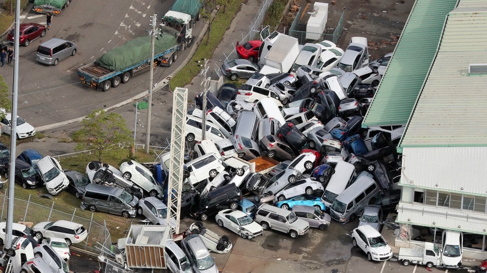 Slika iz vazduha pokazuje prevrnute automobile u gradu Kobe