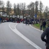 Migranti probili kordon policije na prelazu Maljevac 8