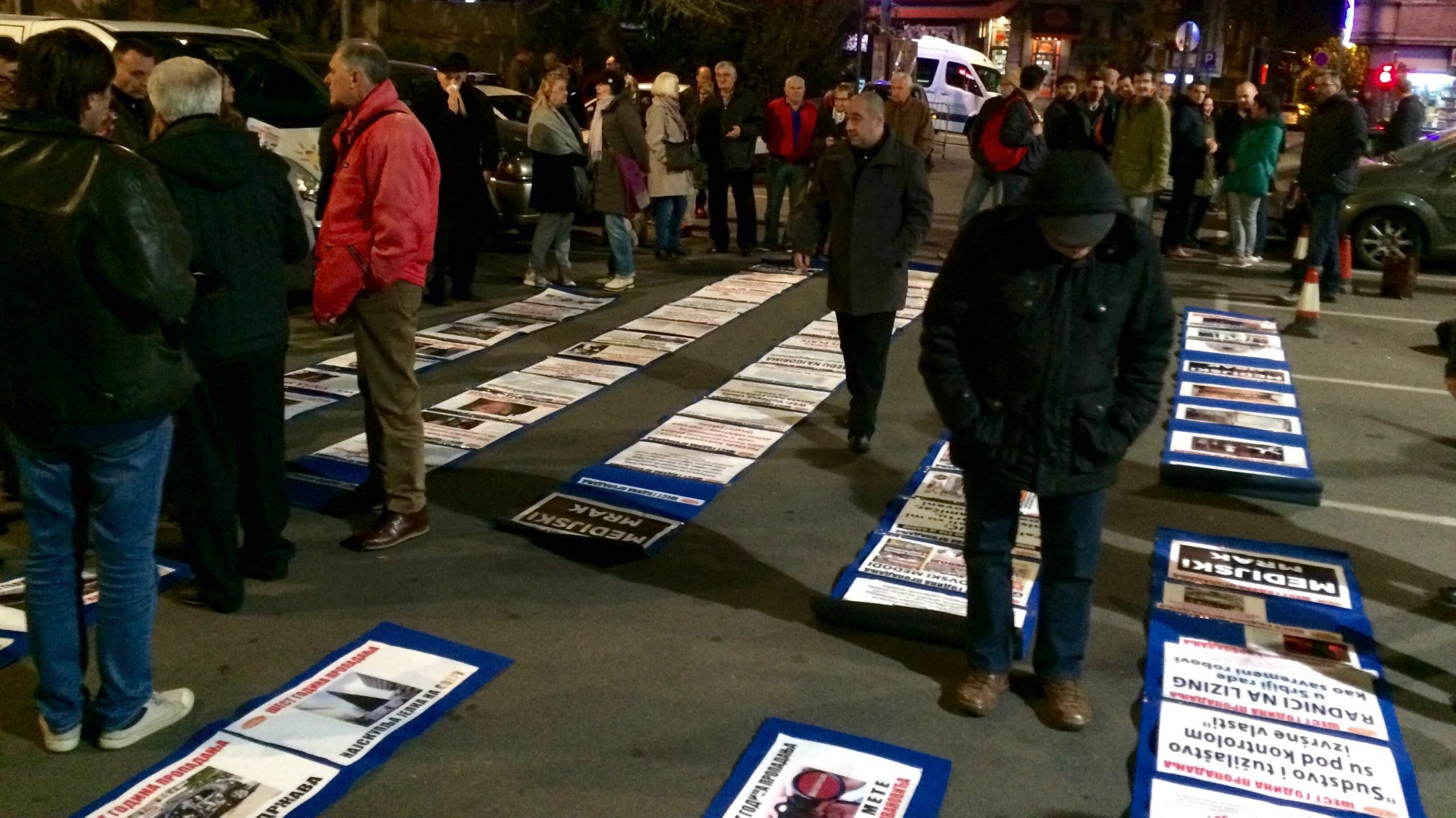 Izložba Saveza za Srbiju ispred RTS uprkos zabrani (FOTO) 1