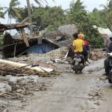 Raste broj žrtava cunamija u Indoneziji 7