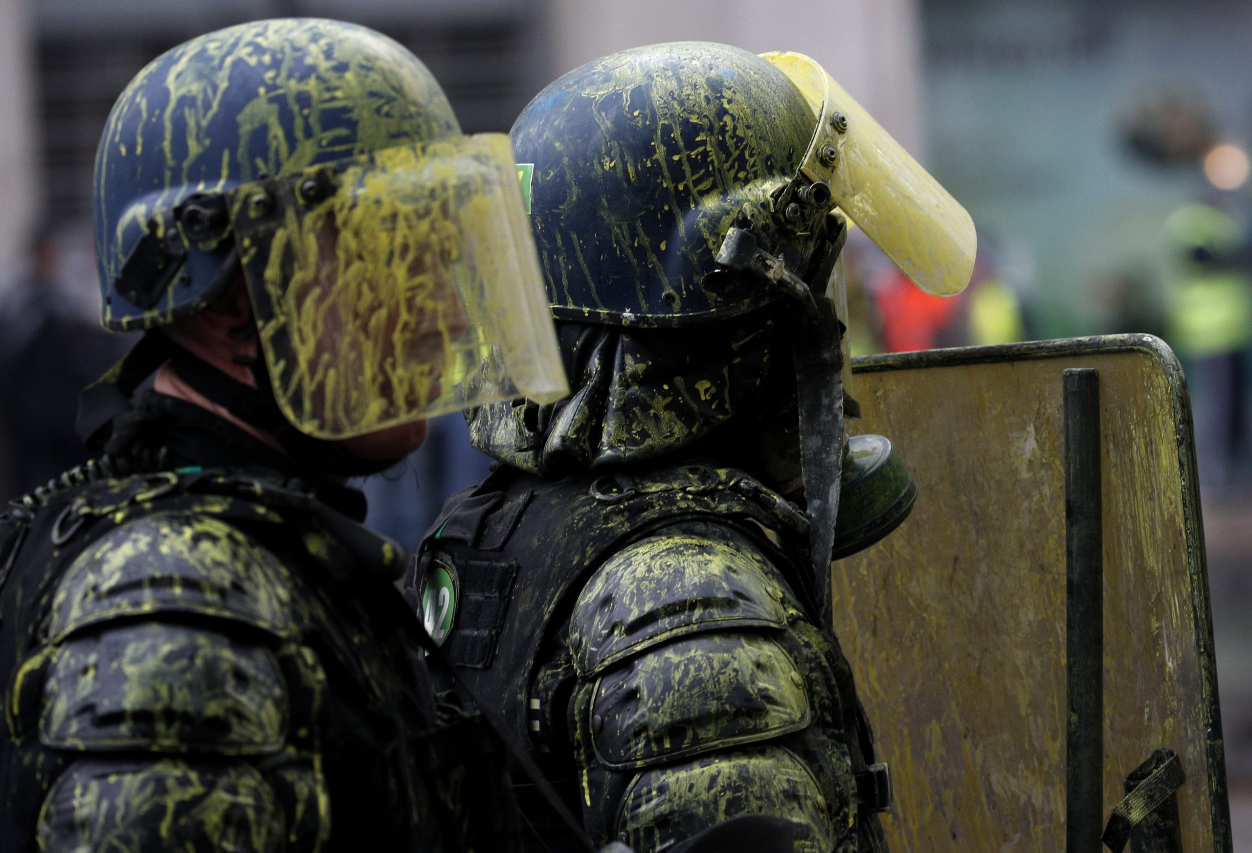 Policajci skinuli šlemove pred demonstrantima 1