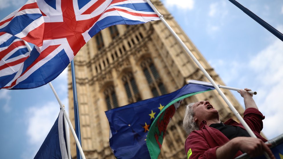 Britanska i zastava Evropske unije ispred zgrade parlamenta u Londonu