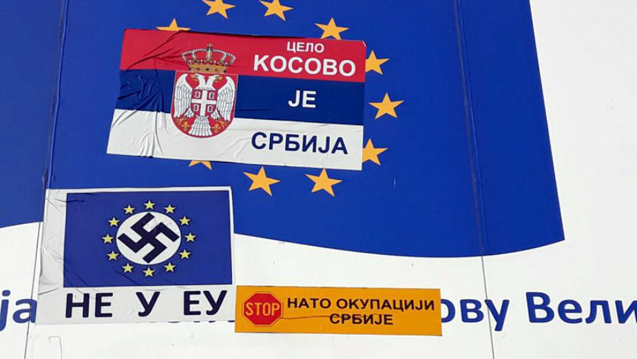 U Velikoj Plani osvanule nalepnice protiv EU i NATO i „Celo Kosovo je Srbija“ 1