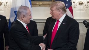 Netanjahu poklonio Trampu kapu sa natpisom 'Totalna pobeda' 4