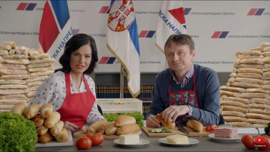 Objavljen spot u kojem funkcioneri SNS prave sendviče za miting (VIDEO) 1