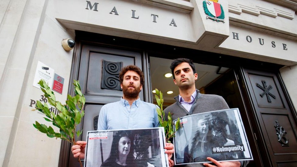 Metju (levo) i njegov brat Pol ispred zgrade suda u Valeti