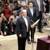 Tramp drugog dana posete Japanu gledao sumo rvanje i igrao golf sa Abeom 11