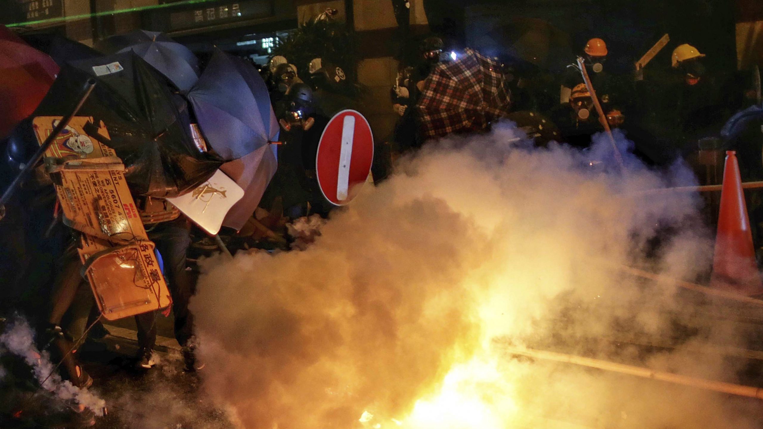 Policija suzavcem i gumenim mecima na demonstrante u Hongkongu 1