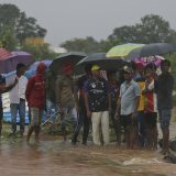 Spasioci evakuisali 700 putnika iz poplavljenog voza u Indiji 8