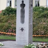 Spomenik žrtvama Utoje u Norveškoj išaran kukastim krstom 4