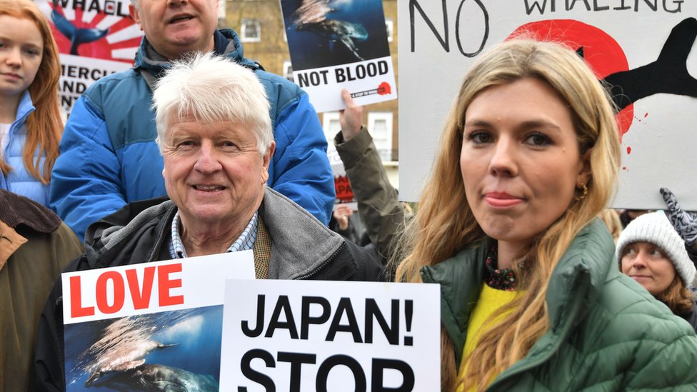 Simonds s ocem Borisa Džonsona Stenlijem na protestu zbog lova na kitove ispred Japanske ambasade u januaru