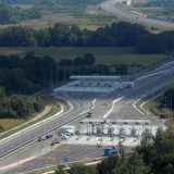 Prevrnula se cisterna na auto-putu Miloš Veliki: Obustavljen saobraćaj u jednoj traci (VIDEO) 2