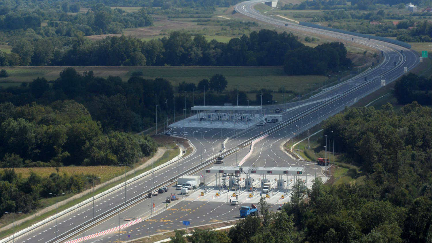 Prevrnula se cisterna na auto-putu Miloš Veliki: Obustavljen saobraćaj u jednoj traci (VIDEO) 9