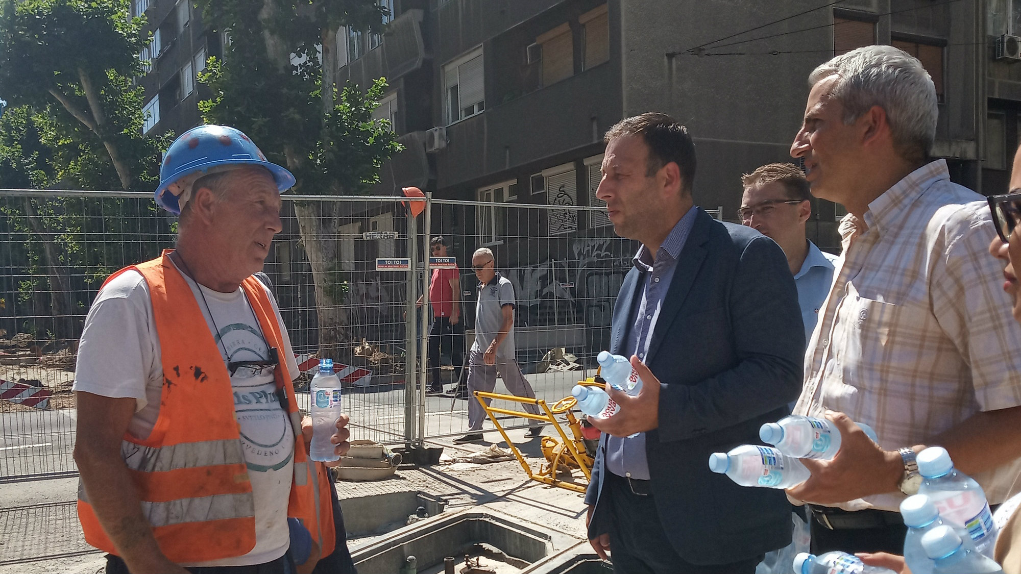 Čelnici Beograda obišli radnike na gradilištima, odneli im osveženje 1