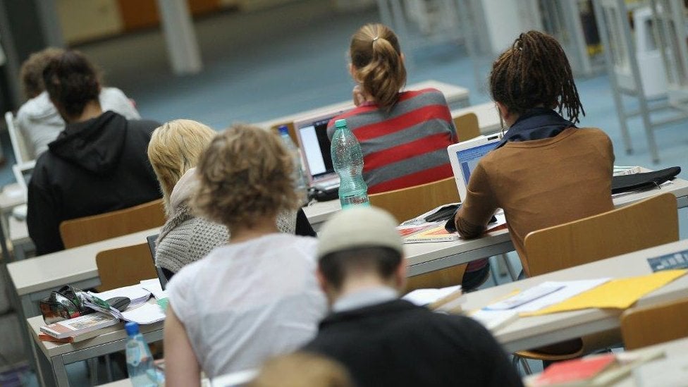 Studenti u biblioteci