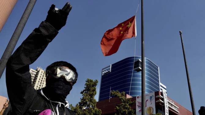 Novi sukobi demonstranata i policije na protestima u Hongkongu 1