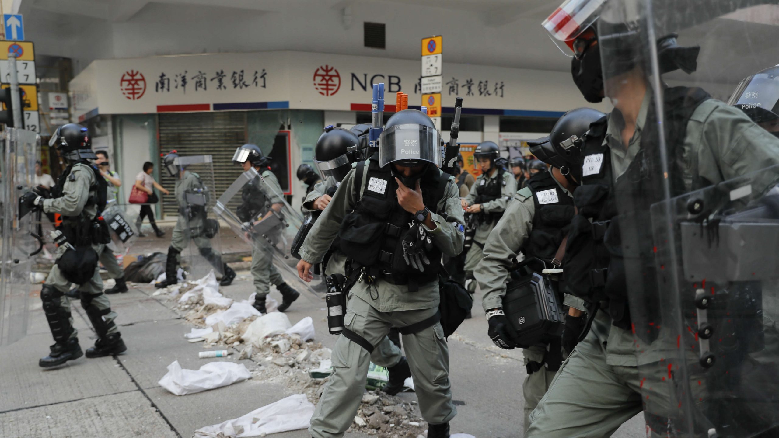 Novi protesti u Hongkongu, bačene zapaljive bombe 1