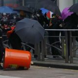Policajac u Hongkongu ranio demonstranta 13