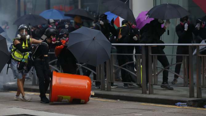 Policajac u Hongkongu ranio demonstranta 1