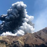 Vulkan na Novom Zelandu izbacuje još pare i blata, odloženo izvlačenje tela 14
