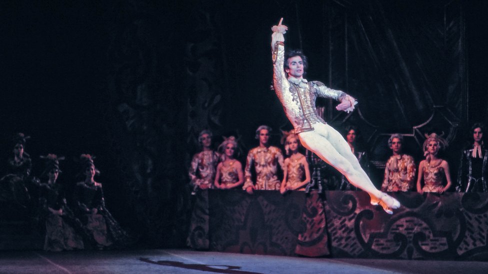 Rudolf Nurejev nastupa sa kanadskim nacionalnim baleton u „Uspavanoj lepotici" za koju je radio koreaografiju 1972. godine