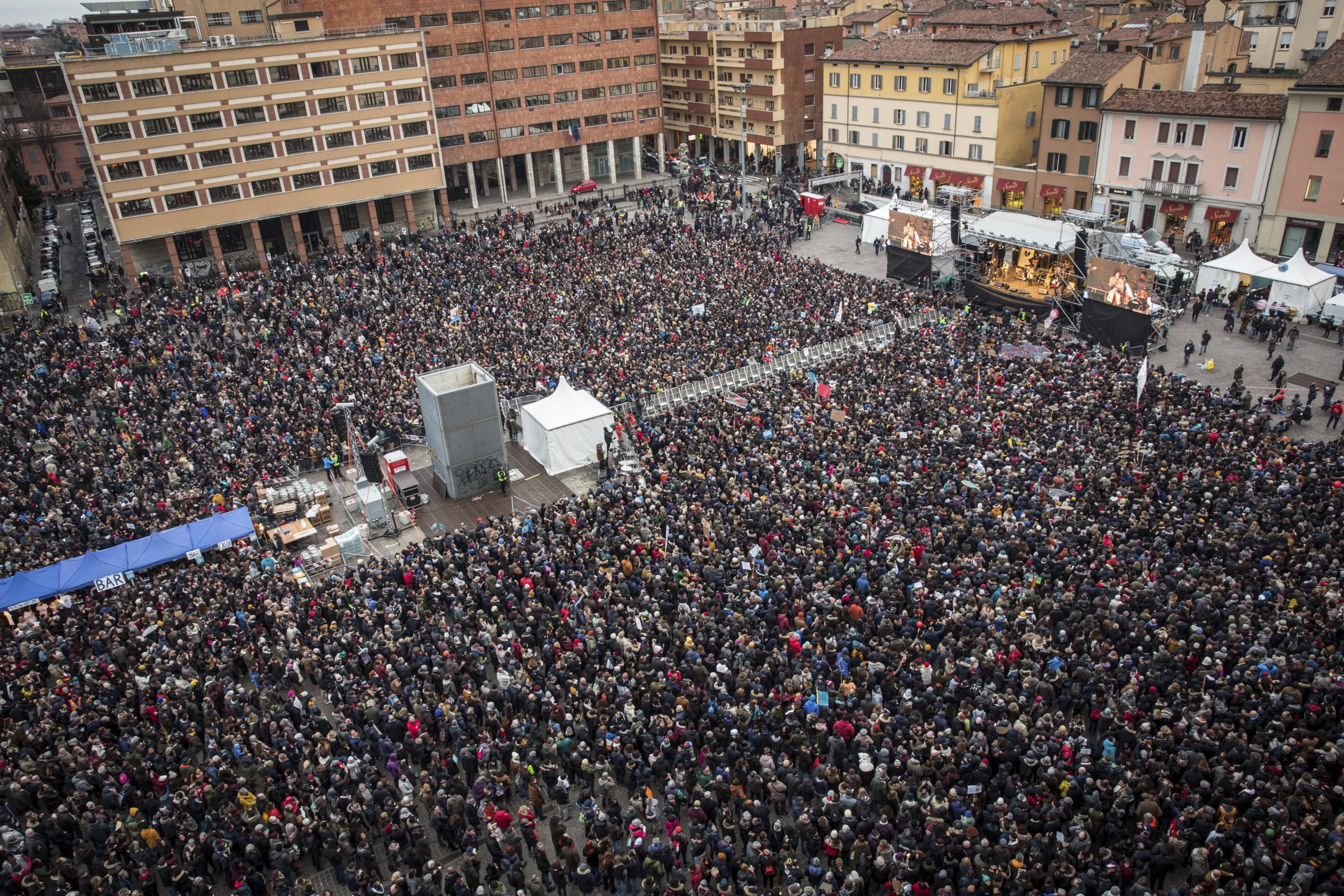 Desetine hiljada ljudi u Bolonji na protestu antifašističkog pokreta Sardine 1