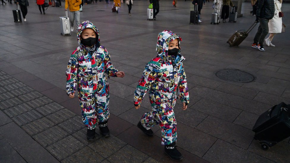 deca sa maskama na ulicama pekinga