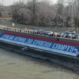 Novi Sad: Radikali na keju ispisali grafit u bojama srpske trobojke, širine 45 metara 8