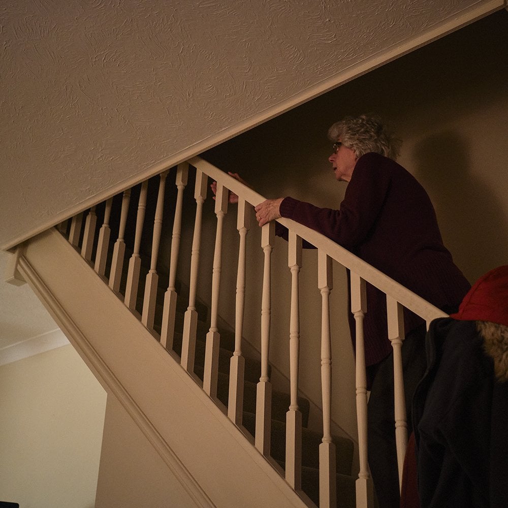 žena se penje uz stepenice