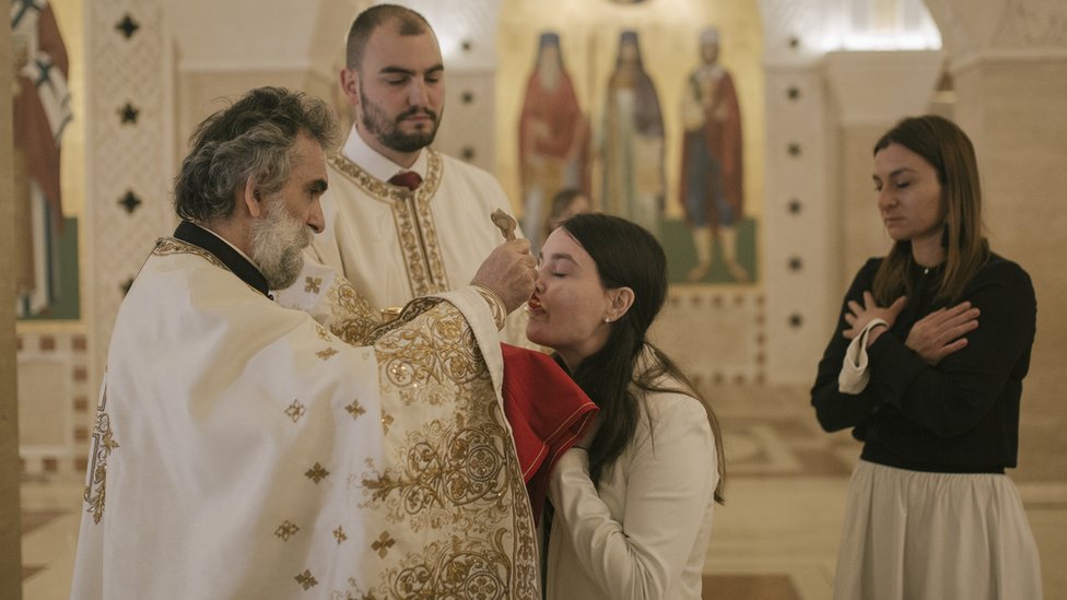 Prethodnih dana u medijima je bilo dosta polemika oko toga da li obred pričešća ugrožava javno zdravlje