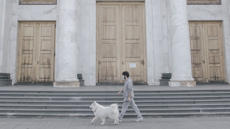 Neki su našli vremena da prošetaju u kućnog ljubimca ispred Hrama Svetog Save